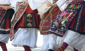 Tancerki w barwnych, tradycyjnych strojach ludowych, tworzące barwny korowód podczas jednego z festiwali w Polsce.