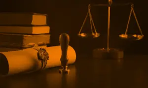 Zapieczętowany dokument, waga sprawiedliwości i księgi. Pytanie o zachowek po rodzicach do ilu lat?