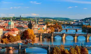 Praga jesienią, z wieloma mostami na Wełtawie. Ciekawe ciekawostki o Czechach czekają na odkrycie w tym pięknym mieście.