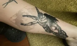 Tatuaż anioła na nodze blaknie, zastanawiam się, dlaczego tusz wychodzi z tatuażu.