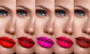 Cinq paires de lèvres, chacune avec une couleur de rouge à lèvres différente, montrant comment mettre du rouge à lèvres pour un look vibrant.