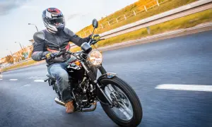 Czy motorowerem można jeździć bez prawa jazdy? Sprawdź, kto może!