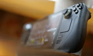 Zbliżenie na konsolę Steam Deck 2 z widocznymi przyciskami i joystickiem.