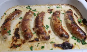 Pyszna kiełbasa w sosie śmietanowym – proste przepisy na każdą okazję
