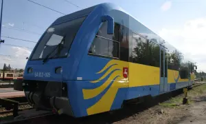 Niebiesko-żółty szynobus SA 103-005 czeka na pasażerów. Sprawdź szynobus Parczew Lublin godziny odjazdu i ruszaj w podróż!