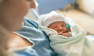 Nowy dzidziuś śpi w beciku. To dla niego najlepszy prezent.