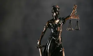 Temida z wagą i mieczem. Czas na odpowiedź na apelację jest kluczowy w sprawiedliwym procesie.