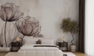 Elegancka sypialnia z fototapetą tulipany w stylu szkicu. Duże, delikatne kwiaty na ścianie tworzą subtelne tło dla białego łóżka i nowoczesnych mebli.