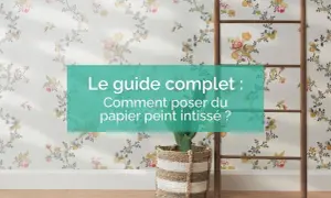 Le guide complet : comment poser du papier peint intissé ? Un décor floral et une échelle en bois pour une ambiance chaleureuse.
