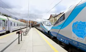 Pendolino na stacji, widoczne oznaczenie w rozkładzie jazdy. Pociągi PKP Intercity gotowe do podróży.