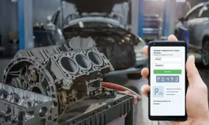 Mecánico usa app para diagnosticar código P0493 en un Peugeot.