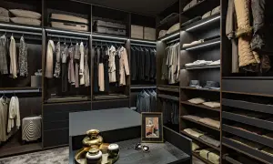 Elegancka garderoba z wieszakami, półkami i szufladami. Inspiracja, jak urządzić garderobę, by była funkcjonalna i stylowa.
