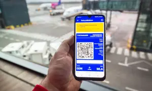 Na ekranie smartfona widać, jak wygląda bilet lotniczy Ryanair: kod QR, numer rezerwacji, miejsce 12E i trasę Gdańsk-Malta.