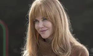 Nicole Kidman med blont hår och blå ögon, klädd i en brun polotröja. Kanske en ledtråd till big little lies säsong 3?