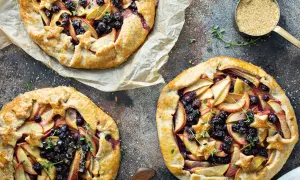 Tre gallette dolci con mele e mirtilli, perfette per una ricetta facile e golosa.