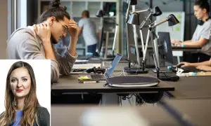 Man med huvudvärk vid skrivbordet, illustration av en kvinna. Hur uppnår man jobb utan stress?