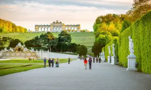 Spacerem po ogrodach Pałacu Schönbrunn, gdzie można kupić bilety i podziwiać fontanny oraz rzeźby.