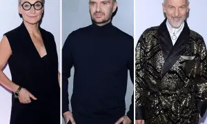 Trzech znanych polskich projektantów mody: elegancka kobieta w okularach, mężczyzna w czarnym golfie i ekstrawagancki pan w złocistym szlafroku.