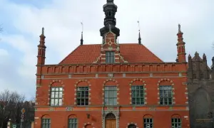 Wspaniała ceglana fasada, wieża i detale architektoniczne świadczą o tym, że to najstarszy budynek w Gdańsku.