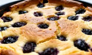 Un délicieux far breton aux pruneaux, recette de grand-mère, tout juste sorti du four.