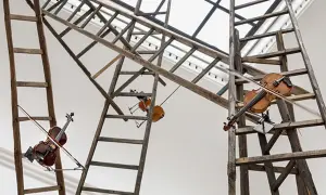Der Turm der namenlosen Rebecca Horn: Geigen hängen an Holzleitern, die sich im Raum kreuzen, als würden sie eine Melodie der Vergänglichkeit spielen.