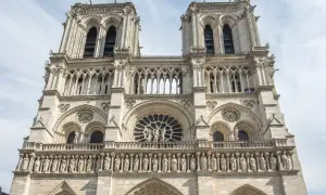 Die beeindruckende Fassade von Notre Dame mit ihren Türmen und Skulpturen. Bald kann man Notre Dame wieder besuchen.