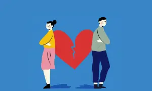 Coppia separata da un cuore spezzato, ognuno pensa a una persona, con espressioni tristi.