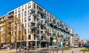 Nowoczesne apartamentowce we Wrocławiu, z licznymi balkonami, odzwierciedlają aktualne ceny mieszkań we Wrocławiu.