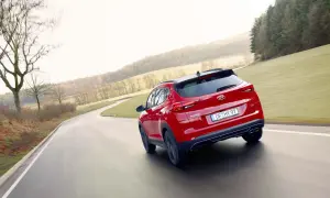 Czerwony Hyundai Tucson na zakręcie drogi. Zastanawiasz się, jaki silnik wybrać do swojego Tucsona?