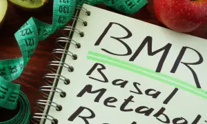 Zapisane w notatniku: BMR co to? Podstawowa przemiana materii, miarka i jabłko sugerują zdrowy styl życia.