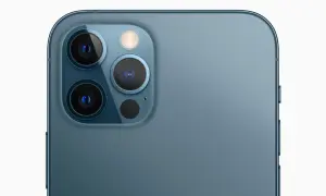 Zbliżenie na moduł aparatów iPhone'a. Chcesz wiedzieć, jak zdjąć szybkę z aparatu iPhone? Ten widok pokazuje, jak wygląda moduł aparatu.