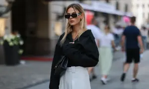Co do czarnej koszuli damskiej? Stylizacje na każdą okazję