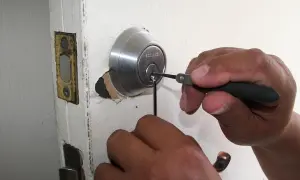 Jak otworzyć szafkę biurową bez klucza? Sprawdź metody!