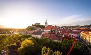 Sonnenuntergang über Bratislava: Burg, Martinsdom und rote Dächer. Entdecken Sie Bratislava Geheimtipps in dieser malerischen Aussicht.