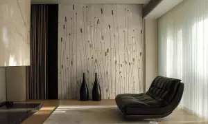 Nowoczesny salon z fototapetą przestrzenną imitującą trzciny. Czarna, designerska sofa i jasny dywan dopełniają wnętrze.