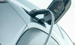 Ladda elbilen hemma då blir det dyrt. Laddkabeln ansluten till en elbil, med laddningsindikatorer synliga.