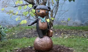 Pomnik Misia Uszatka, bohatera serialu, stoi na kuli ziemskiej z walizką w łapce, gotów do podróży.