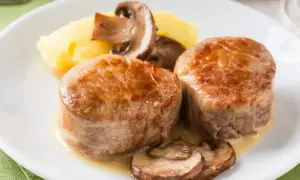 Polędwica wołowa z pieczarkami i puree ziemniaczanym. Idealny przepis na wykwintny obiad.