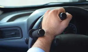 Mano con ausilio per sterzare, facilitando i comandi auto per chi ha difficoltà di presa.