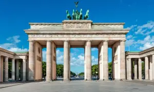 Das Brandenburger Tor mit Quadriga unter blauem Himmel.