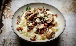 Krämig svamp- och baconrisotto, ett perfekt pasta recept för en mysig kväll.