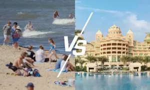 Podział na plażę z ludźmi i luksusowy hotel z basenem.