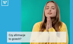 Kobieta z zamkniętymi oczami, dłonie złożone do modlitwy. Czy afirmacje to grzech? Pytanie w tekście.