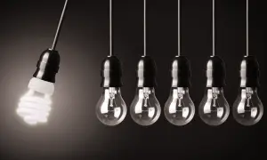 Energetyczna jednostka mocy, świetlówka, uderza w szereg żarówek, wywołując reakcję łańcuchową.