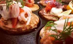 Små, gyllene blinier med räkor, dill och rödlök. Ett perfekt blinier recept för en festlig förrätt.