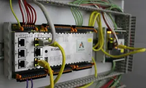 Moduł sterujący z licznymi przewodami i złączami, ilustrujący podstawy automatyki.
