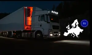 Camion blanc la nuit, éclairage LED, avec carte de l'Europe et drapeau UE. Respect de la réglementation éclairage poids lourds.