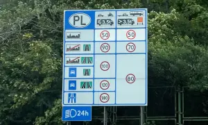 Znak drogowy w Polsce. Określa, ile można jechać z przyczepką w zależności od drogi i masy pojazdu.