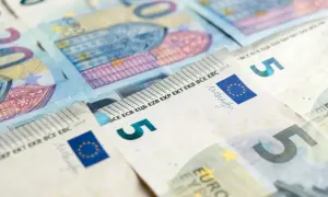 Zbliżenie na banknoty euro o nominałach 5 i 20.