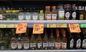 Półka z małpkami wódki: Żołądkowa Gorzka, Soplica Wiśniowa, Lubelska Cytrynowa i inne.